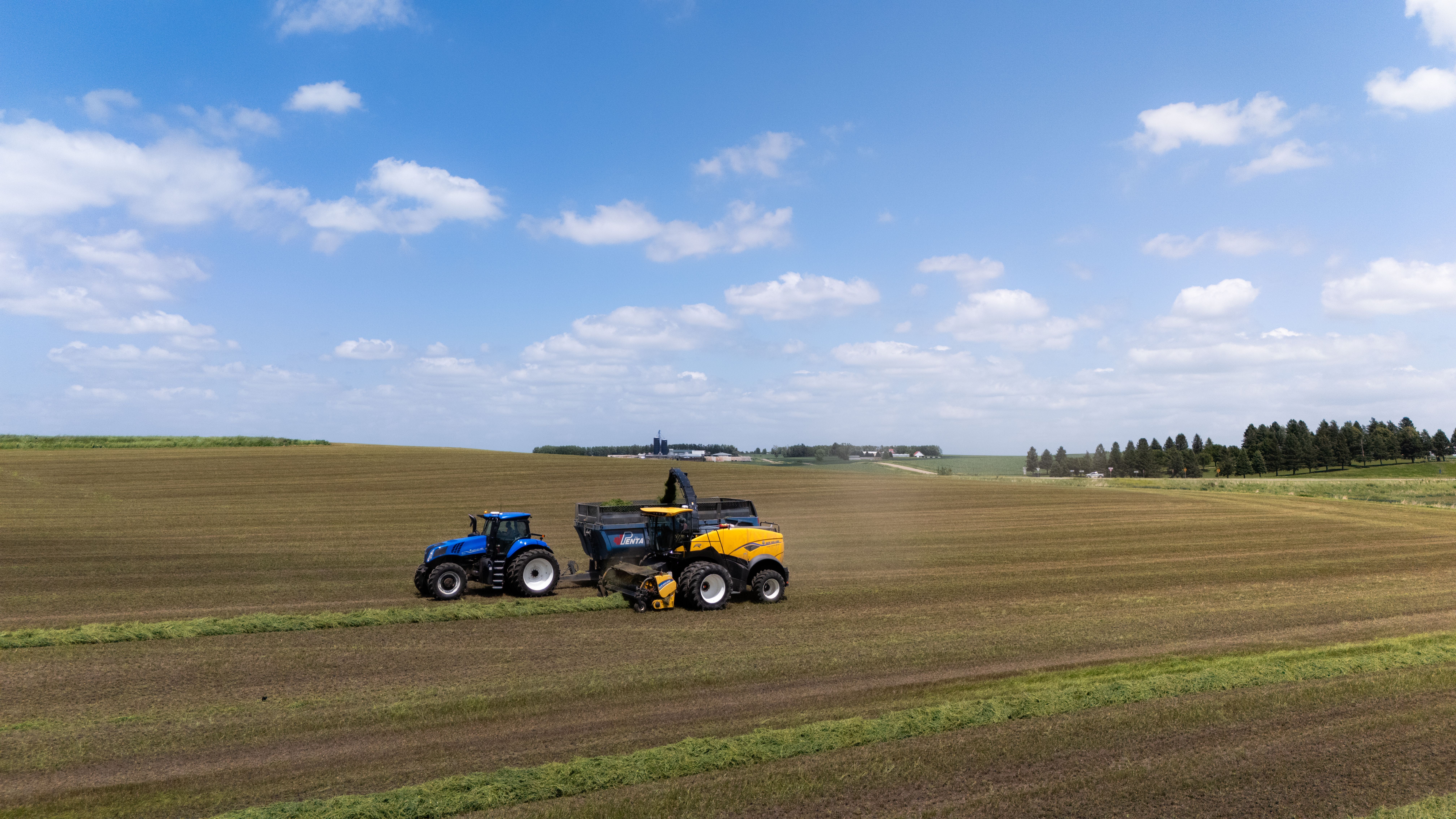 Maquinaria agrícola internacional en campo